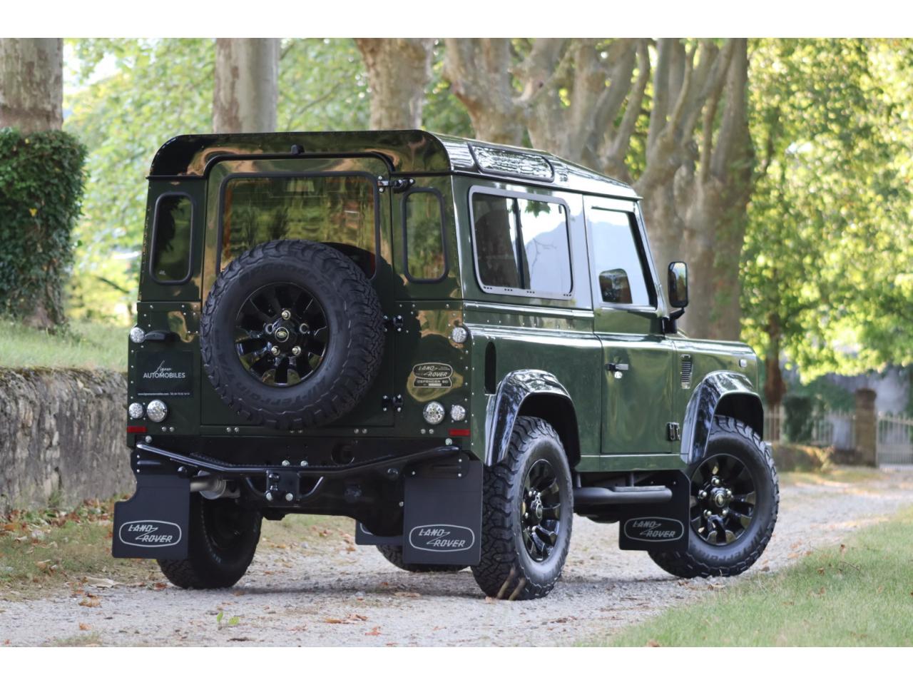 Photo LAND ROVER DEFENDER 90 TD4 2,2L Station Wagon 4 places  - Hunter Green - TVA Apparente