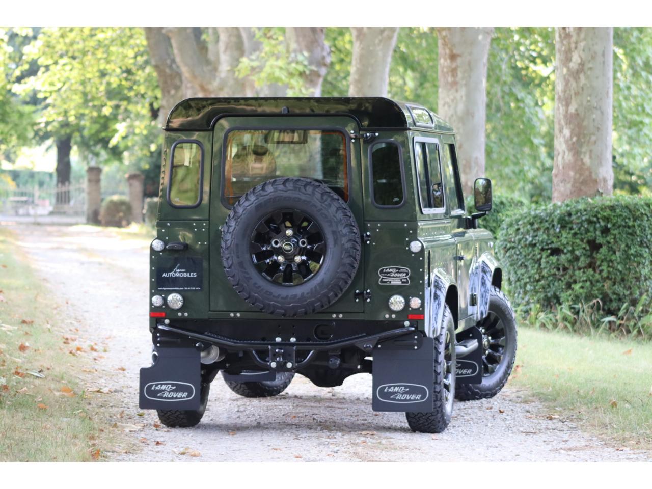 Photo LAND ROVER DEFENDER 90 TD4 2,2L Station Wagon 4 places  - Hunter Green - TVA Apparente