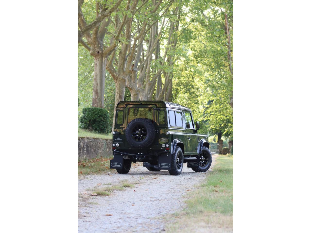 Photo LAND ROVER DEFENDER 90 TD4 2,2L Station Wagon 4 places  - Hunter Green - TVA Apparente