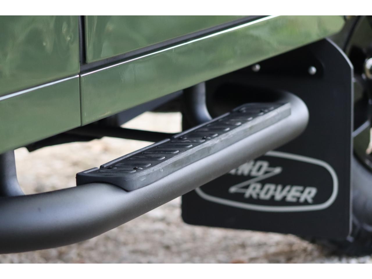 Photo LAND ROVER DEFENDER 90 TD4 2,2L Station Wagon 4 places  - Hunter Green - TVA Apparente