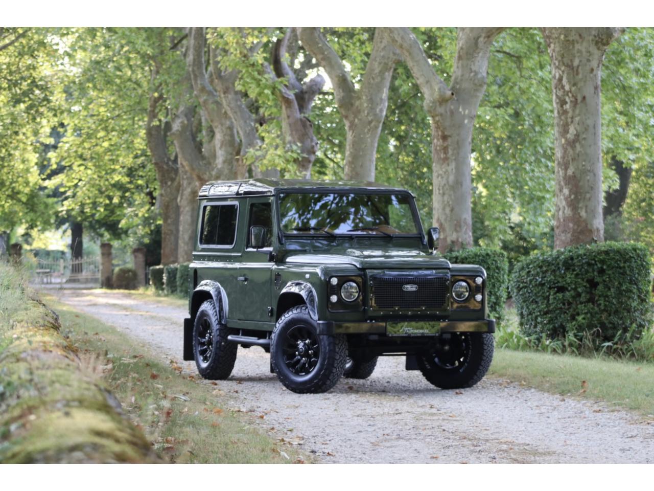 Photo LAND ROVER DEFENDER 90 TD4 2,2L Station Wagon 4 places  - Hunter Green - TVA Apparente