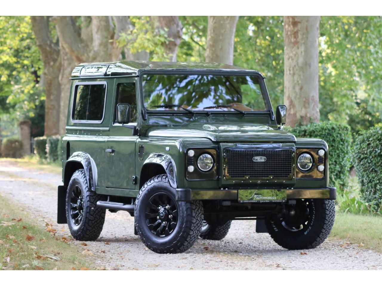 Photo LAND ROVER DEFENDER 90 TD4 2,2L Station Wagon 4 places  - Hunter Green - TVA Apparente