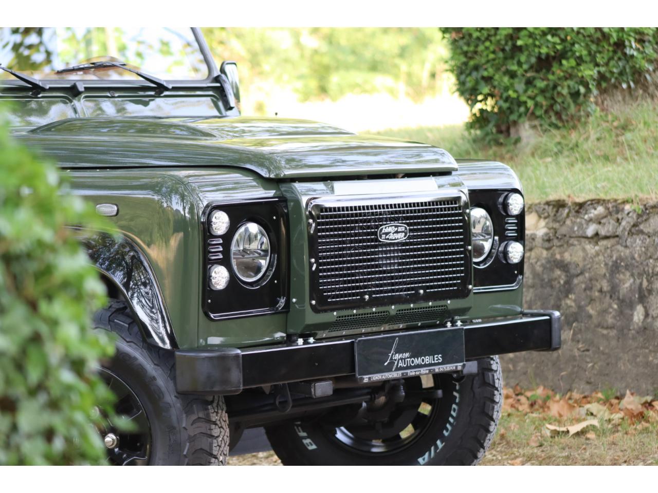 Photo LAND ROVER DEFENDER 90 TD4 2,2L Station Wagon 4 places  - Hunter Green - TVA Apparente