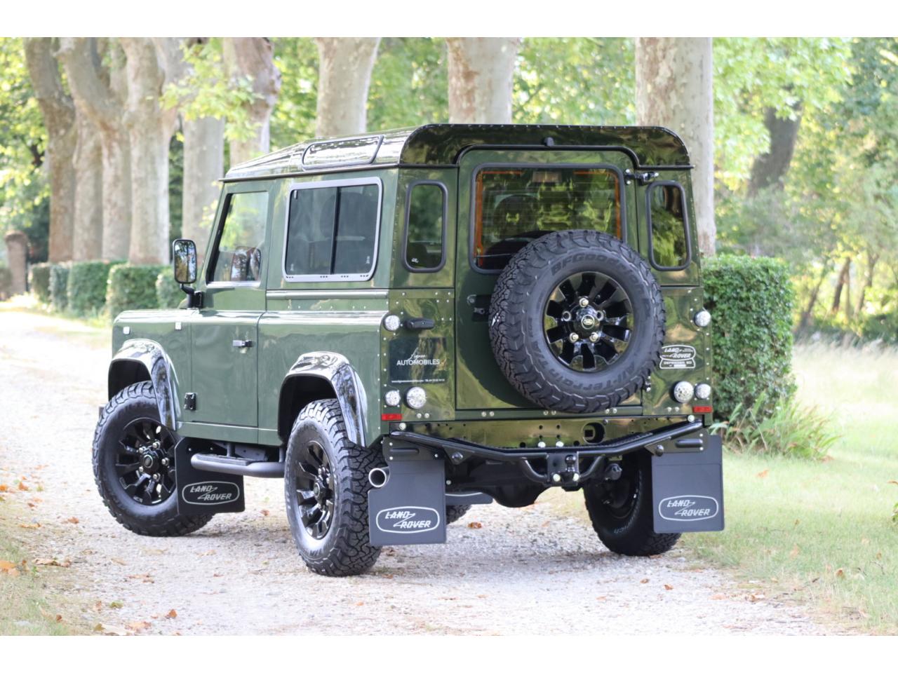 Photo LAND ROVER DEFENDER 90 TD4 2,2L Station Wagon 4 places  - Hunter Green - TVA Apparente