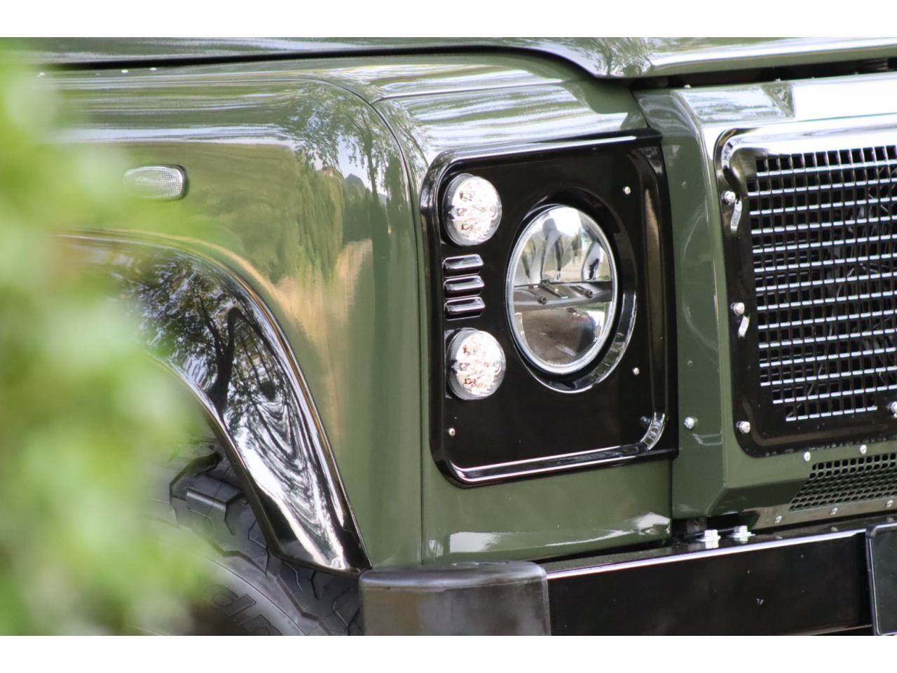 Photo LAND ROVER DEFENDER 90 TD4 2,2L Station Wagon 4 places  - Hunter Green - TVA Apparente