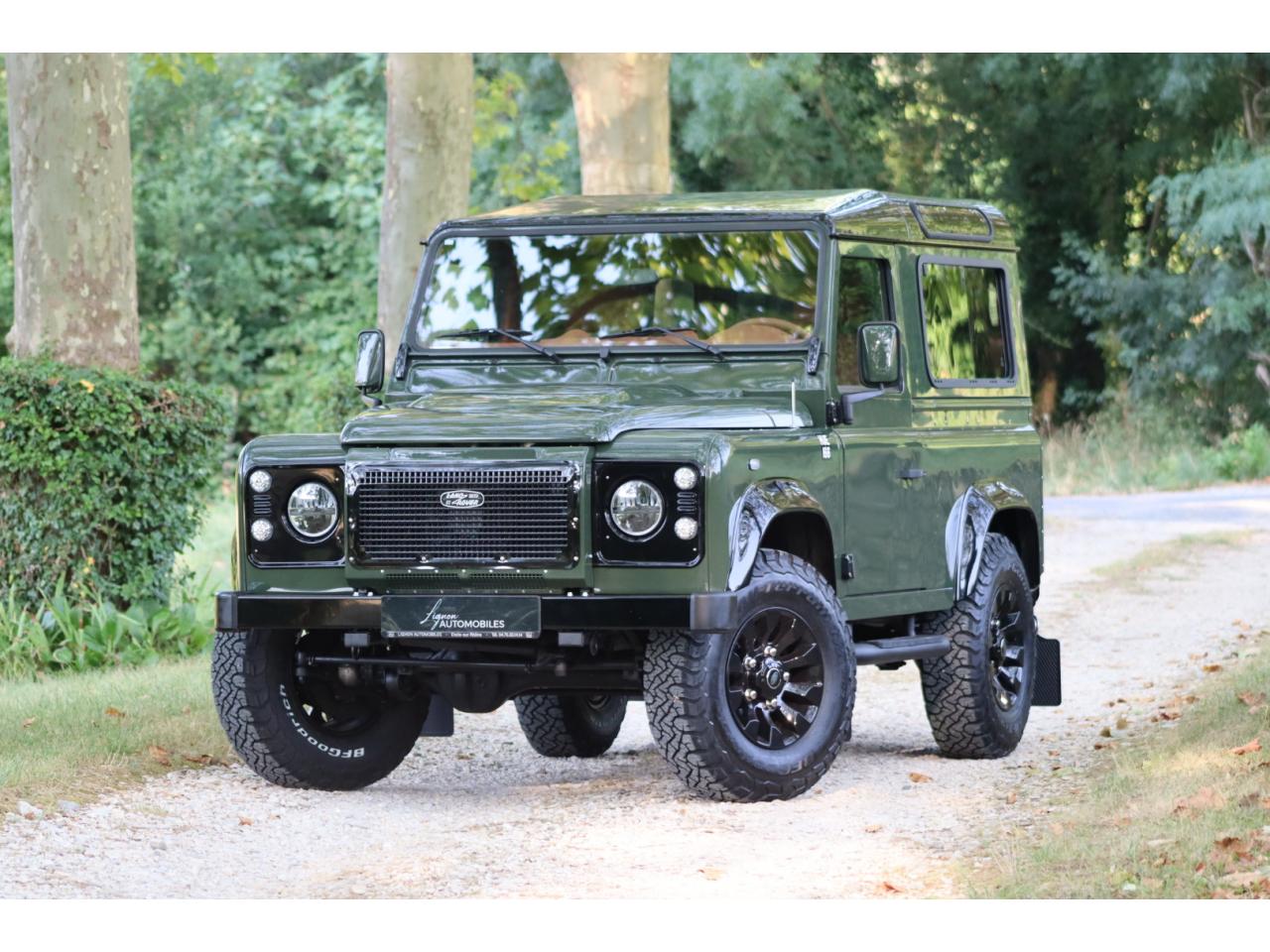 Photo LAND ROVER DEFENDER 90 TD4 2,2L Station Wagon 4 places  - Hunter Green - TVA Apparente