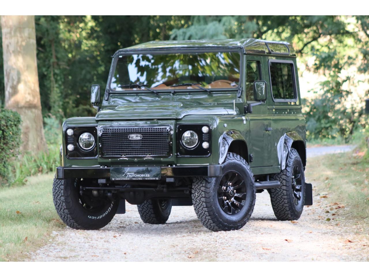 Photo LAND ROVER DEFENDER 90 TD4 2,2L Station Wagon 4 places  - Hunter Green - TVA Apparente