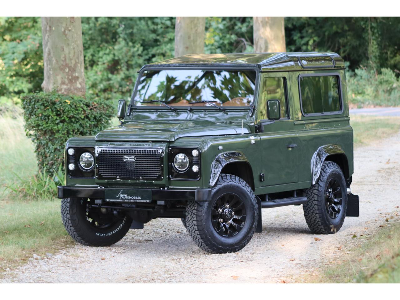 Photo LAND ROVER DEFENDER 90 TD4 2,2L Station Wagon 4 places  - Hunter Green - TVA Apparente