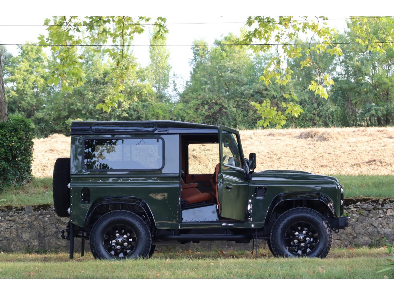 Photo LAND ROVER DEFENDER 90 TD4 2,2L Station Wagon 4 places  - Hunter Green - TVA Apparente