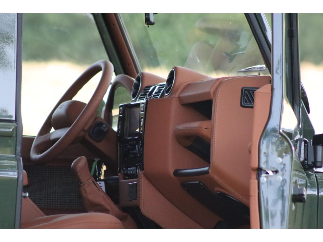 Photo LAND ROVER DEFENDER 90 TD4 2,2L Station Wagon 4 places  - Hunter Green - TVA Apparente