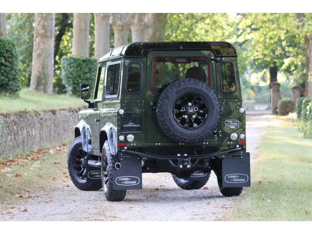 Photo LAND ROVER DEFENDER 90 TD4 2,2L Station Wagon 4 places  - Hunter Green - TVA Apparente