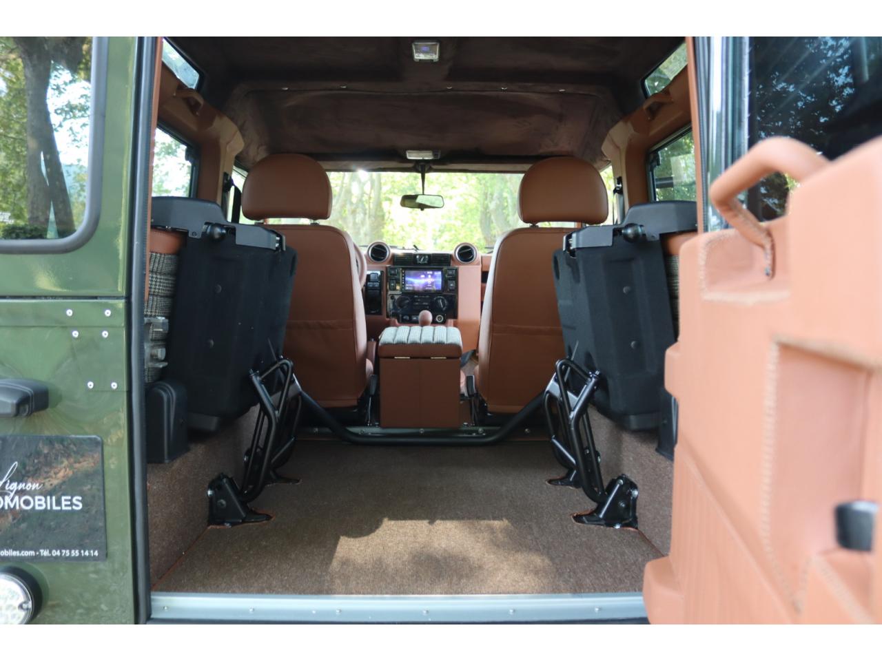 Photo LAND ROVER DEFENDER 90 TD4 2,2L Station Wagon 4 places  - Hunter Green - TVA Apparente