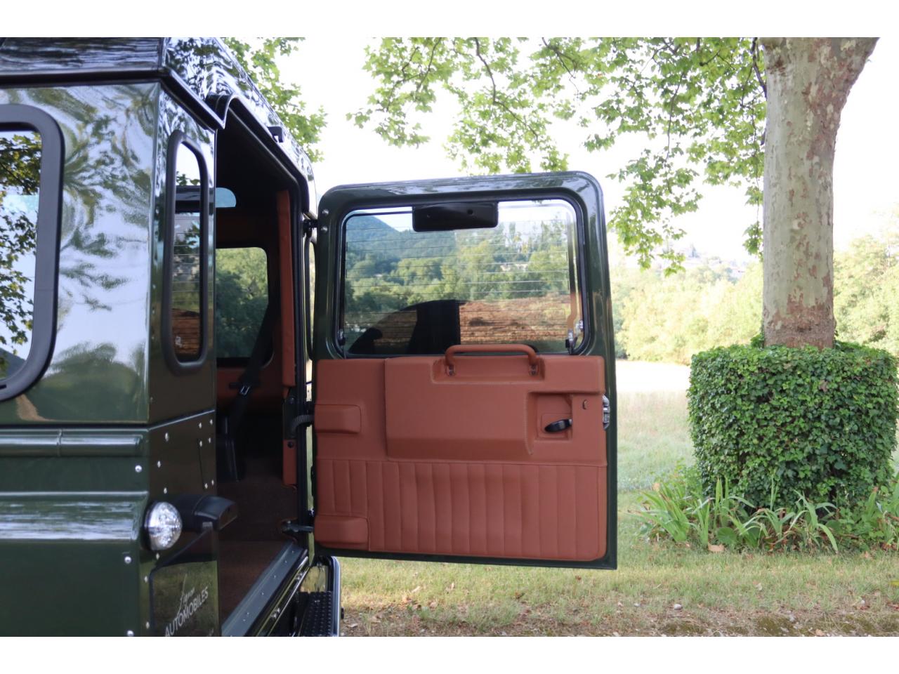 Photo LAND ROVER DEFENDER 90 TD4 2,2L Station Wagon 4 places  - Hunter Green - TVA Apparente