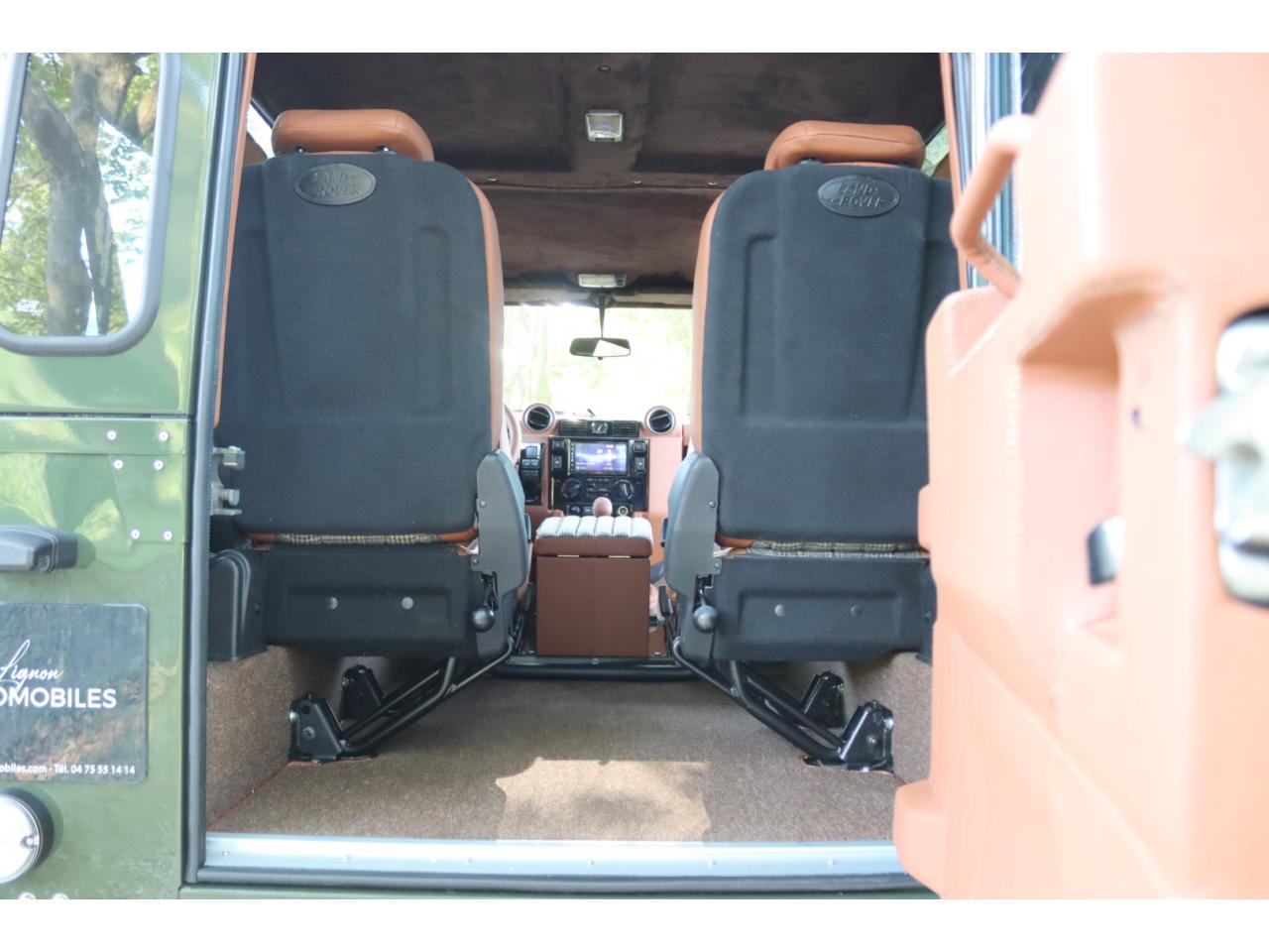 Photo LAND ROVER DEFENDER 90 TD4 2,2L Station Wagon 4 places  - Hunter Green - TVA Apparente