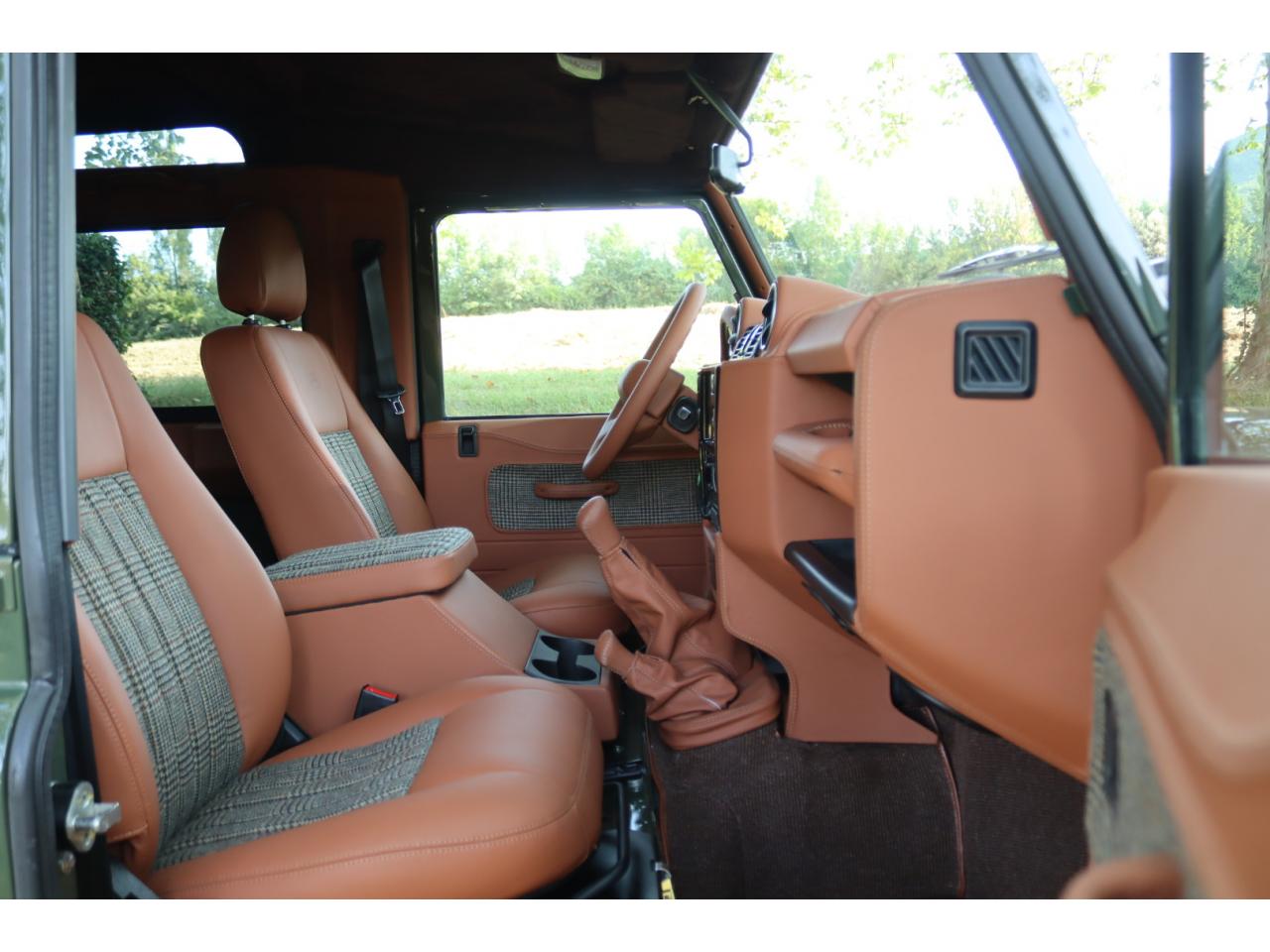 Photo LAND ROVER DEFENDER 90 TD4 2,2L Station Wagon 4 places  - Hunter Green - TVA Apparente