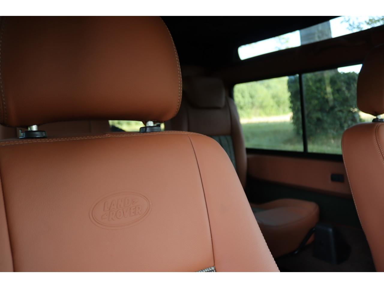 Photo LAND ROVER DEFENDER 90 TD4 2,2L Station Wagon 4 places  - Hunter Green - TVA Apparente