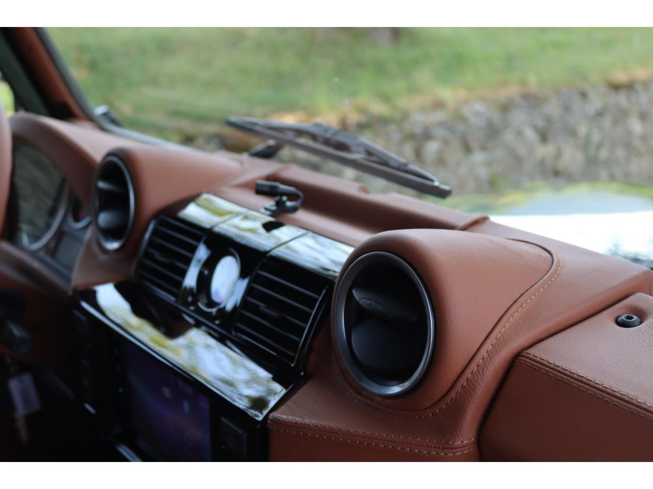 Photo LAND ROVER DEFENDER 90 TD4 2,2L Station Wagon 4 places  - Hunter Green - TVA Apparente