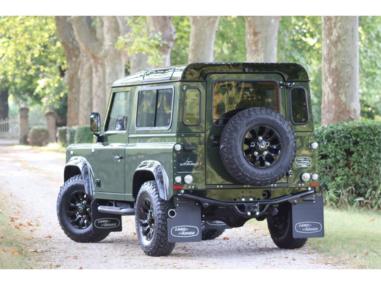 Photo LAND ROVER DEFENDER 90 TD4 2,2L Station Wagon 4 places  - Hunter Green - TVA Apparente