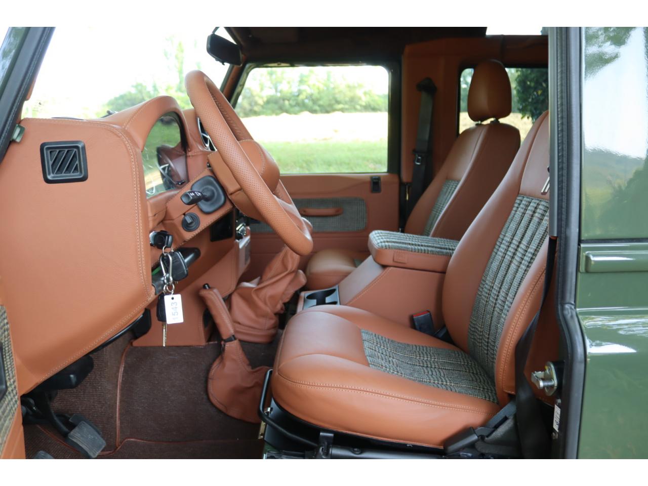 Photo LAND ROVER DEFENDER 90 TD4 2,2L Station Wagon 4 places  - Hunter Green - TVA Apparente