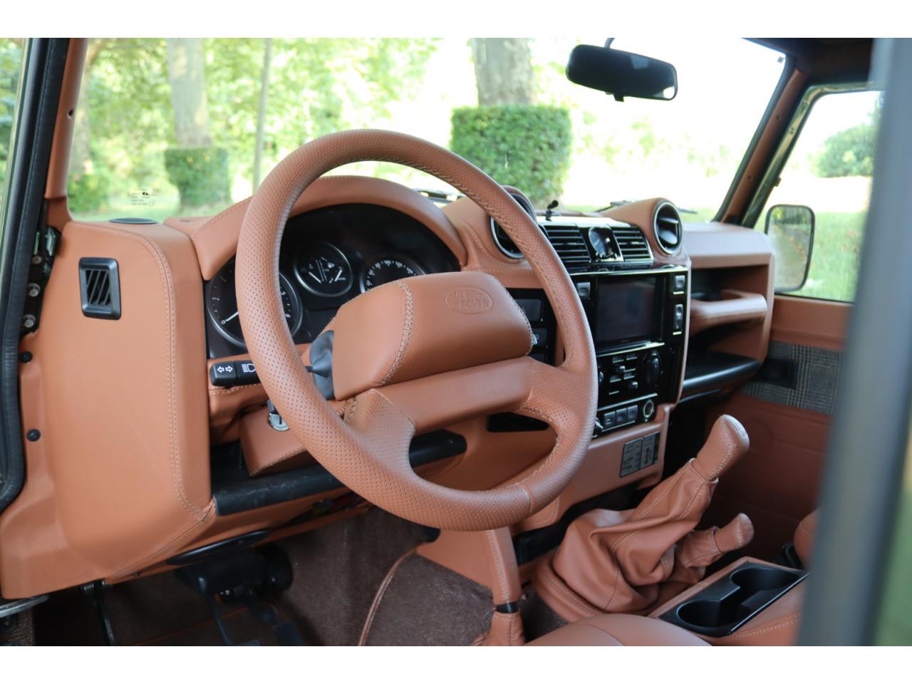 Photo LAND ROVER DEFENDER 90 TD4 2,2L Station Wagon 4 places  - Hunter Green - TVA Apparente
