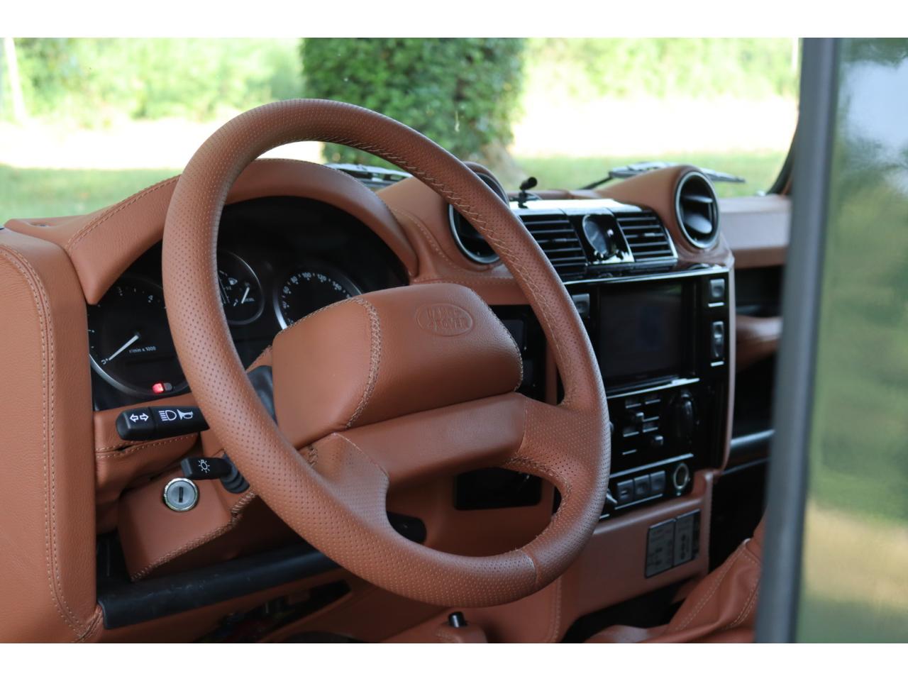 Photo LAND ROVER DEFENDER 90 TD4 2,2L Station Wagon 4 places  - Hunter Green - TVA Apparente