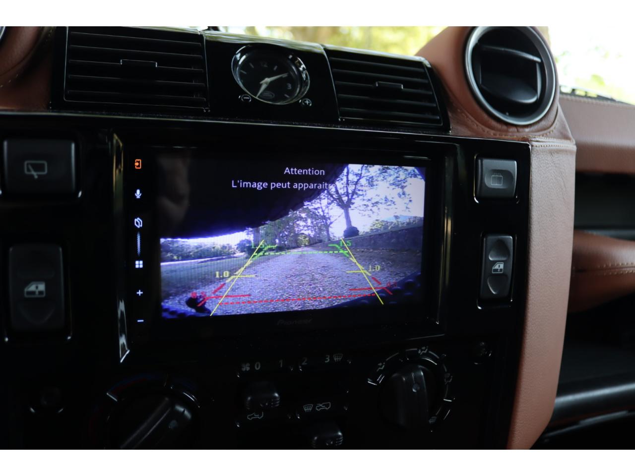 Photo LAND ROVER DEFENDER 90 TD4 2,2L Station Wagon 4 places  - Hunter Green - TVA Apparente