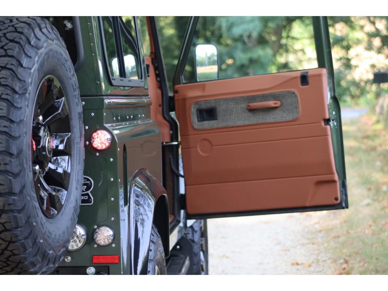Photo LAND ROVER DEFENDER 90 TD4 2,2L Station Wagon 4 places  - Hunter Green - TVA Apparente