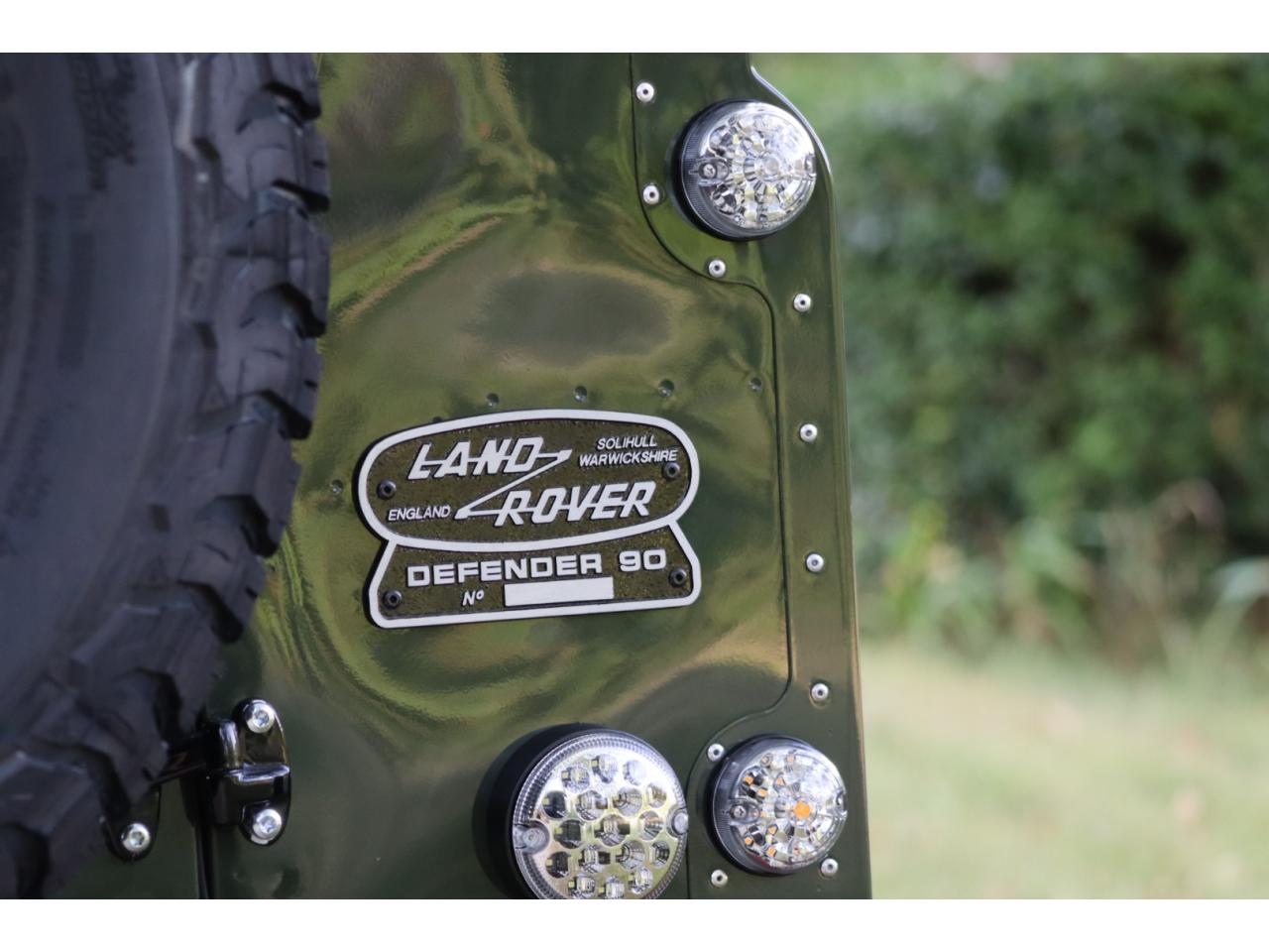 Photo LAND ROVER DEFENDER 90 TD4 2,2L Station Wagon 4 places  - Hunter Green - TVA Apparente