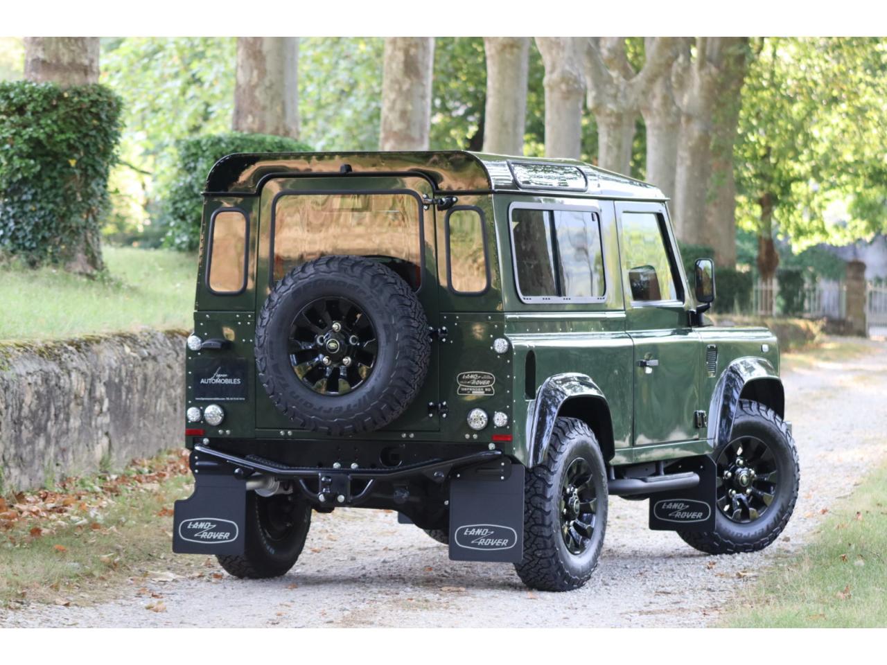 Photo LAND ROVER DEFENDER 90 TD4 2,2L Station Wagon 4 places  - Hunter Green - TVA Apparente