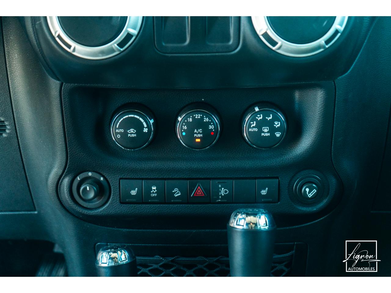 Photo JEEP WRANGLER Sahara 2.8 CRD 200 BVA Baché