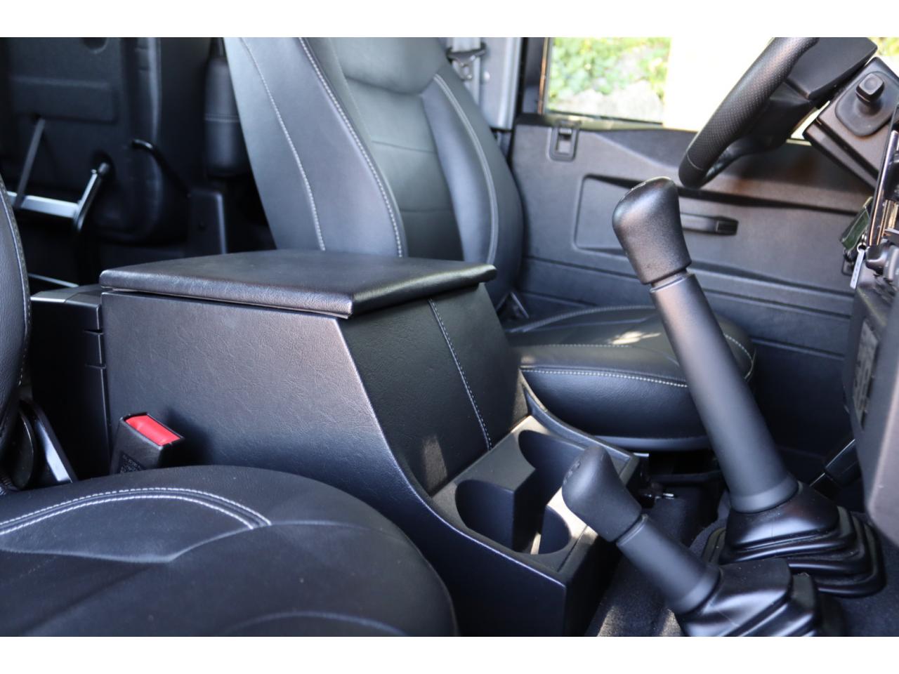 Photo LAND ROVER DEFENDER 90 Black Pack 2.2 Td4  2015 Station Wagon - 1er Main