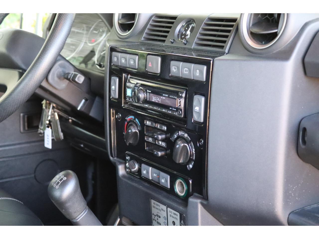 Photo LAND ROVER DEFENDER 90 Black Pack 2.2 Td4  2015 Station Wagon - 1er Main
