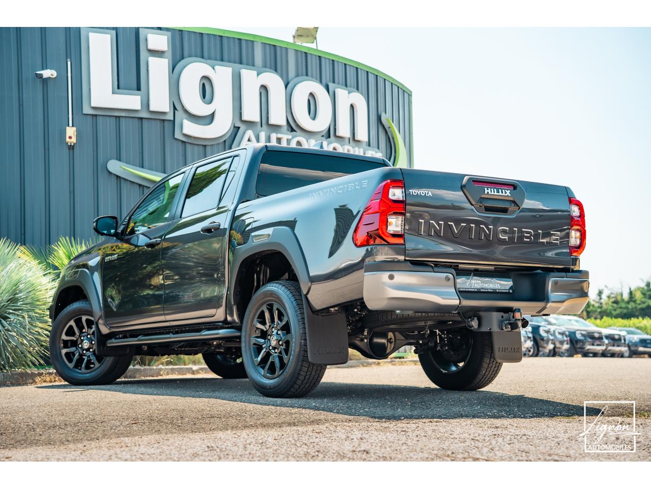 Photo TOYOTA HI LUX TOYOTA HILUX Double Cabine 2.8L D-4D 204 4x4 4 places 2026 Invincible - TVA Apparente - à partir de