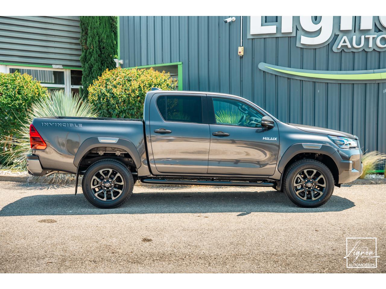 Photo TOYOTA HI LUX TOYOTA HILUX Double Cabine 2.8L D-4D 204 4x4 4 places 2026 Invincible - TVA Apparente - à partir de