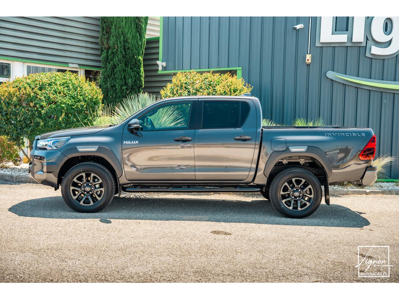 Photo TOYOTA HI LUX TOYOTA HILUX Double Cabine 2.8L D-4D 204 4x4 4 places 2026 Invincible - TVA Apparente - à partir de