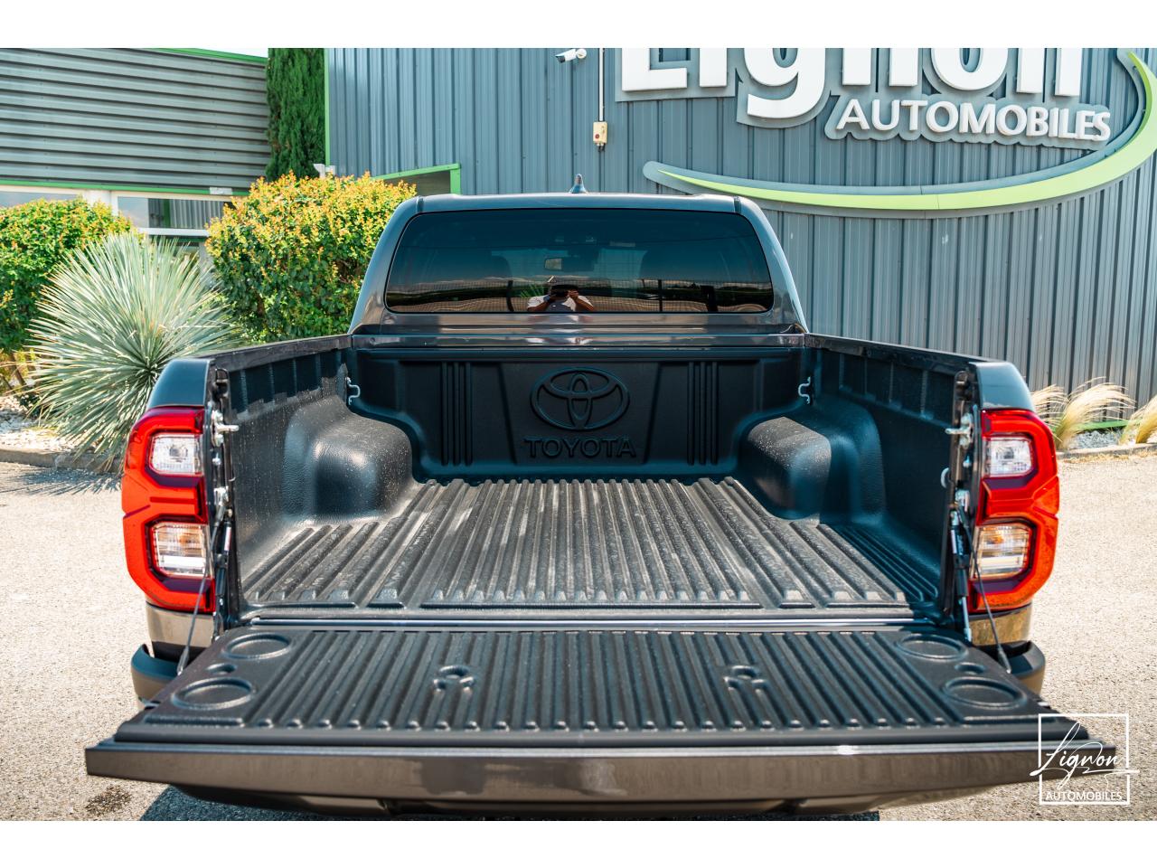 Photo TOYOTA HI LUX TOYOTA HILUX Double Cabine 2.8L D-4D 204 4x4 4 places 2026 Invincible - TVA Apparente - à partir de