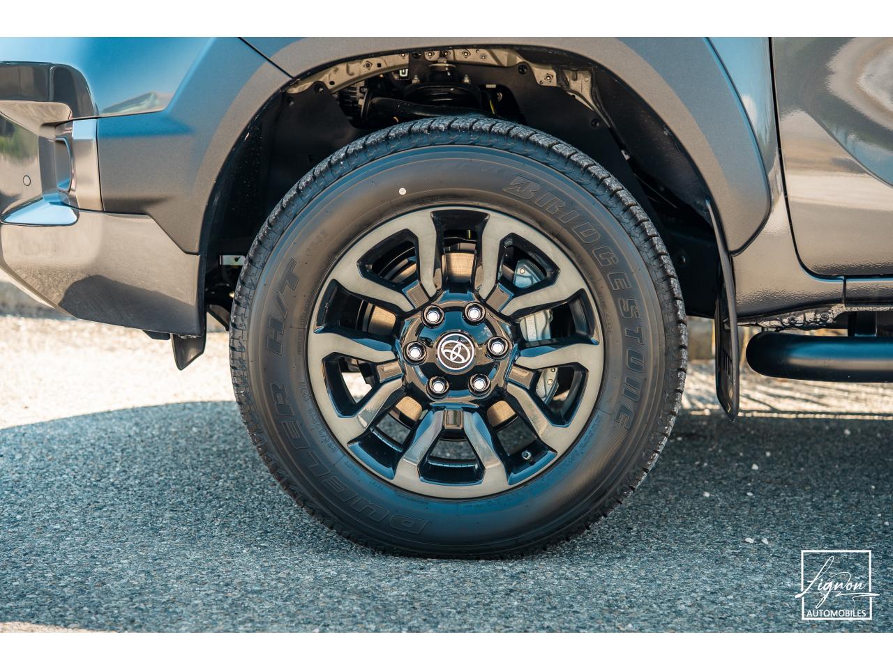 Photo TOYOTA HI LUX TOYOTA HILUX Double Cabine 2.8L D-4D 204 4x4 4 places 2026 Invincible - TVA Apparente - à partir de