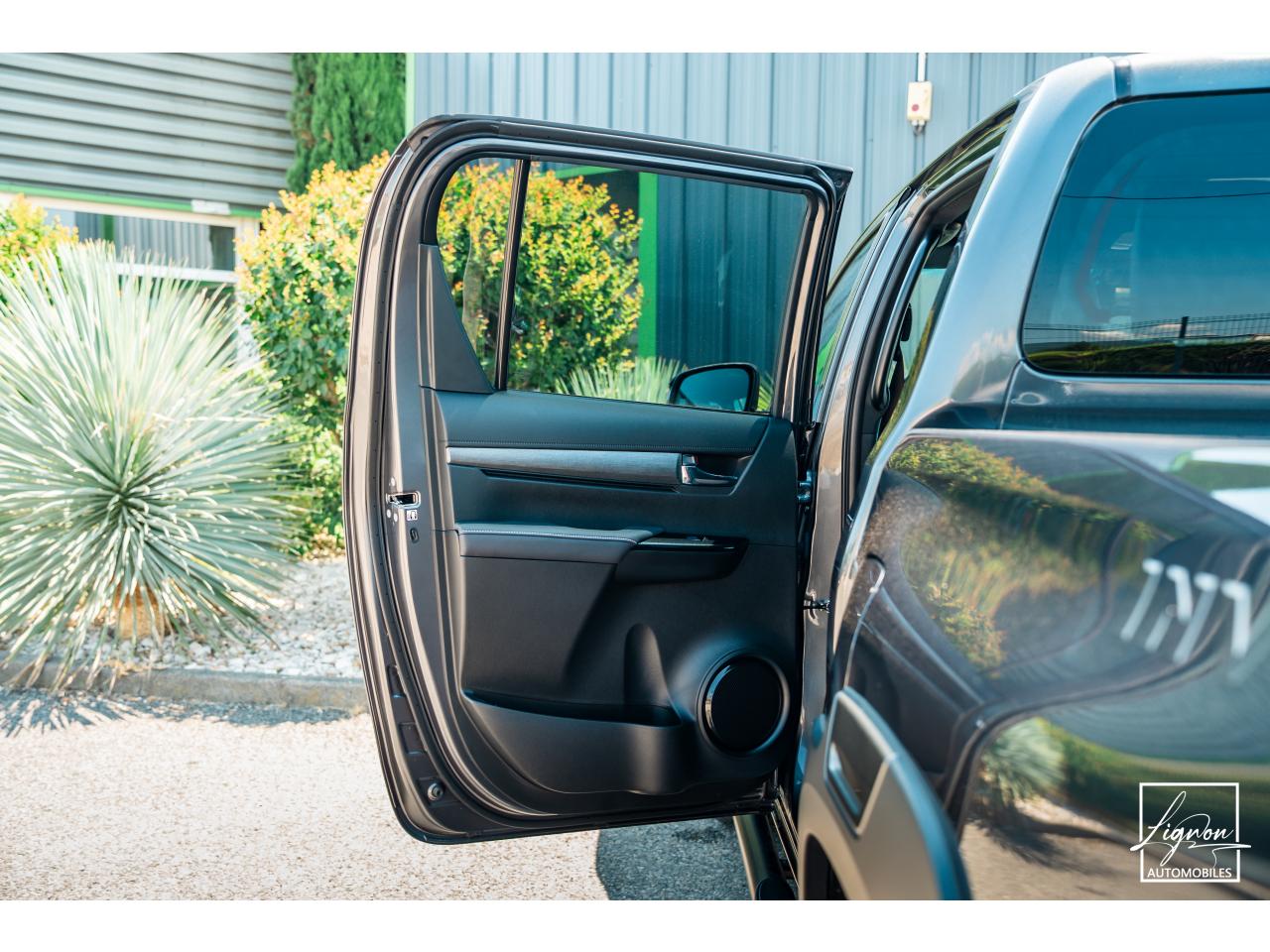 Photo TOYOTA HI LUX TOYOTA HILUX Double Cabine 2.8L D-4D 204 4x4 4 places 2026 Invincible - TVA Apparente - à partir de