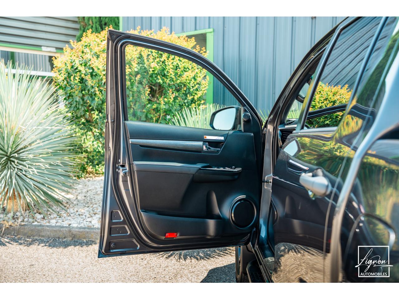 Photo TOYOTA HI LUX TOYOTA HILUX Double Cabine 2.8L D-4D 204 4x4 4 places 2026 Invincible - TVA Apparente - à partir de