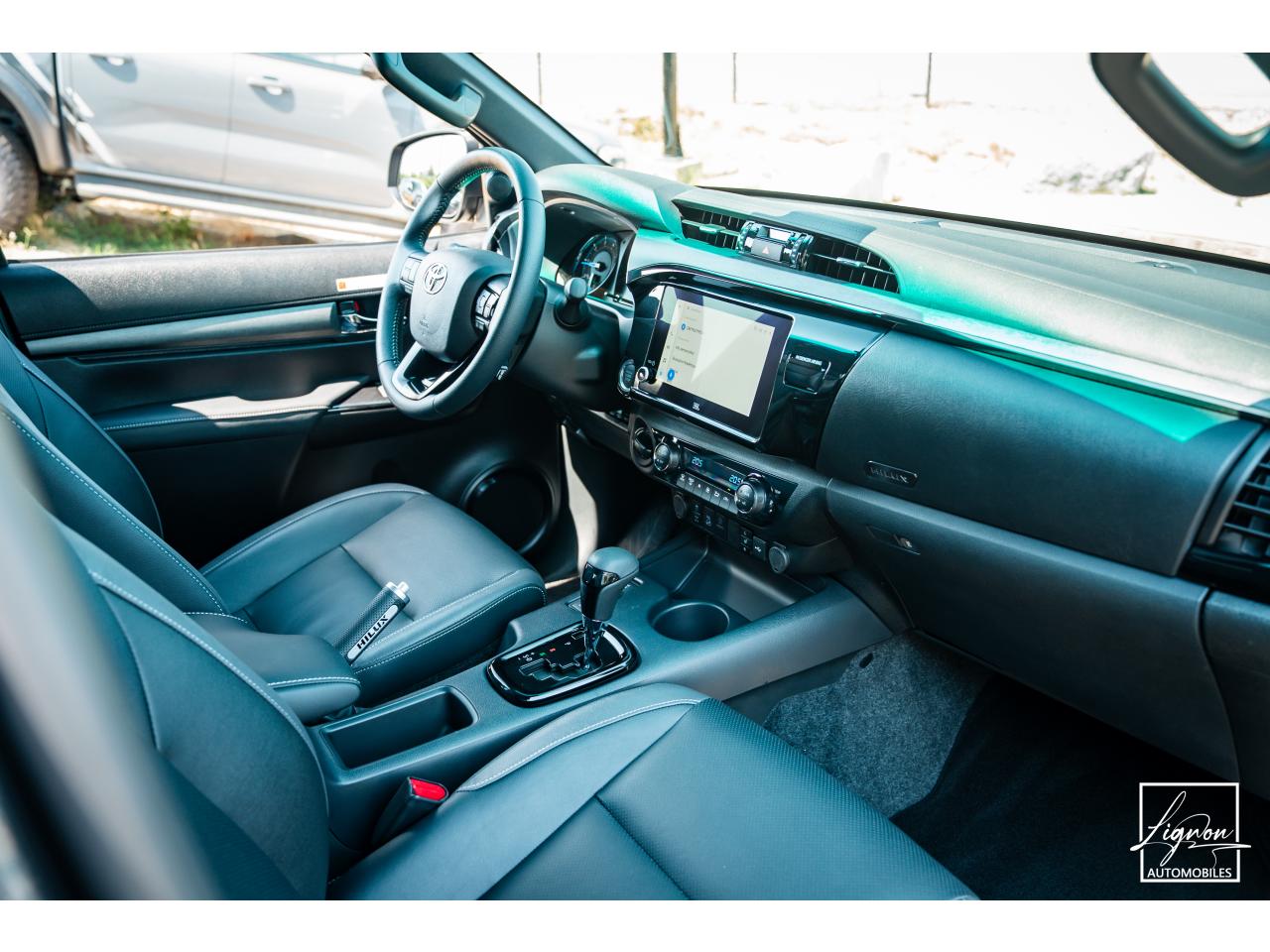 Photo TOYOTA HI LUX TOYOTA HILUX Double Cabine 2.8L D-4D 204 4x4 4 places 2026 Invincible - TVA Apparente - à partir de