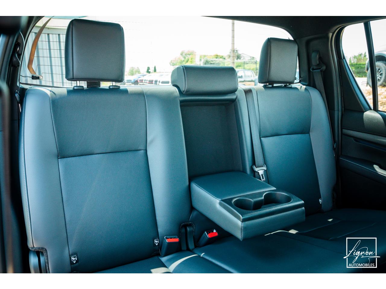 Photo TOYOTA HI LUX TOYOTA HILUX Double Cabine 2.8L D-4D 204 4x4 4 places 2026 Invincible - TVA Apparente - à partir de