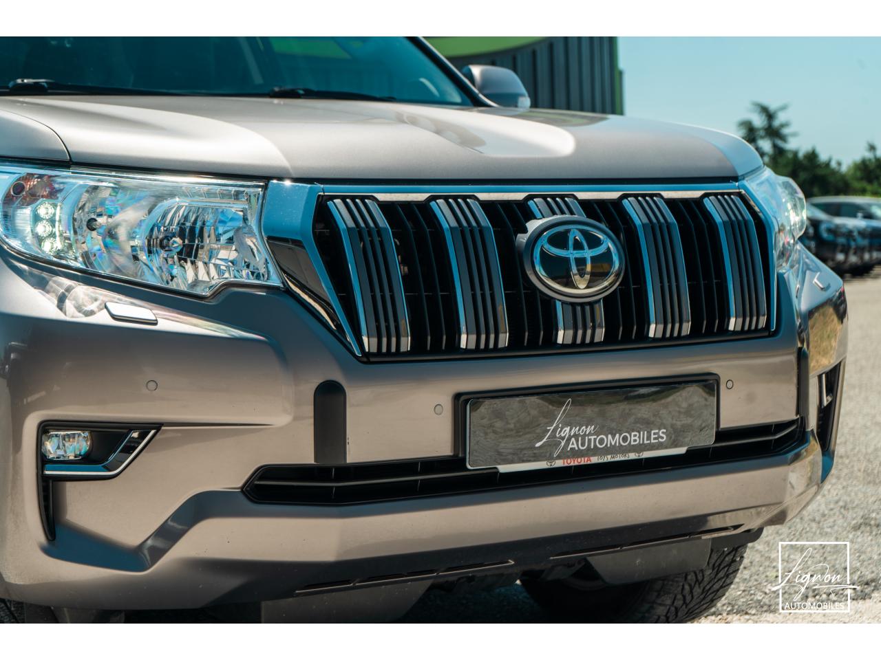 Photo TOYOTA LAND CRUISER 2.8 177 D-4D 5 places  Lounge - à partir de 672 euros