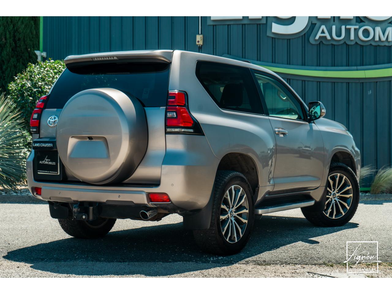 Photo TOYOTA LAND CRUISER 2.8 177 D-4D 5 places  Lounge - à partir de 672 euros