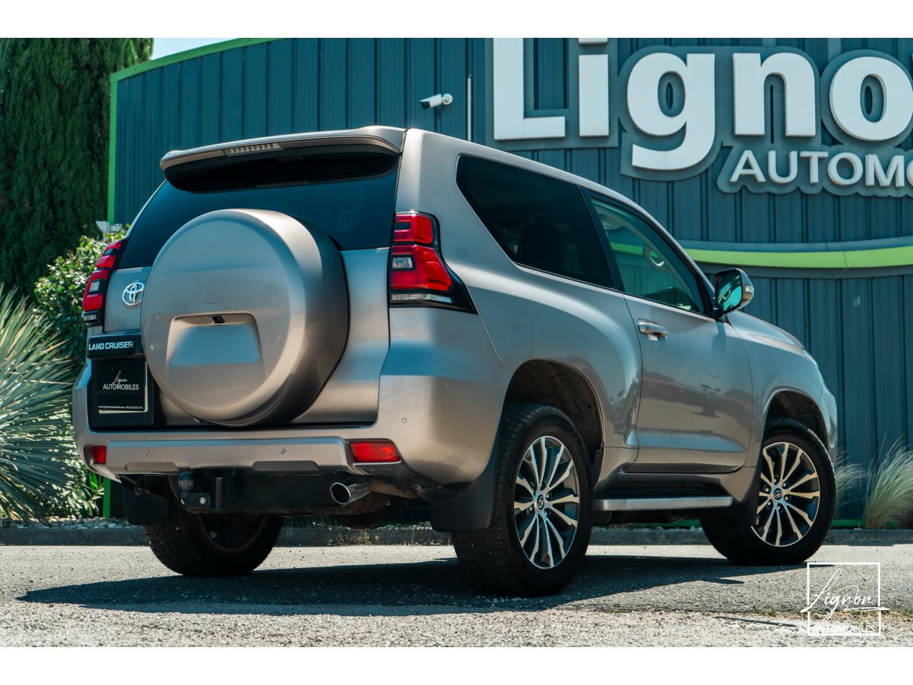 Photo TOYOTA LAND CRUISER 2.8 177 D-4D 5 places  Lounge - à partir de 672 euros