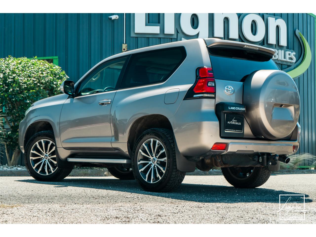 Photo TOYOTA LAND CRUISER 2.8 177 D-4D 5 places  Lounge - à partir de 672 euros