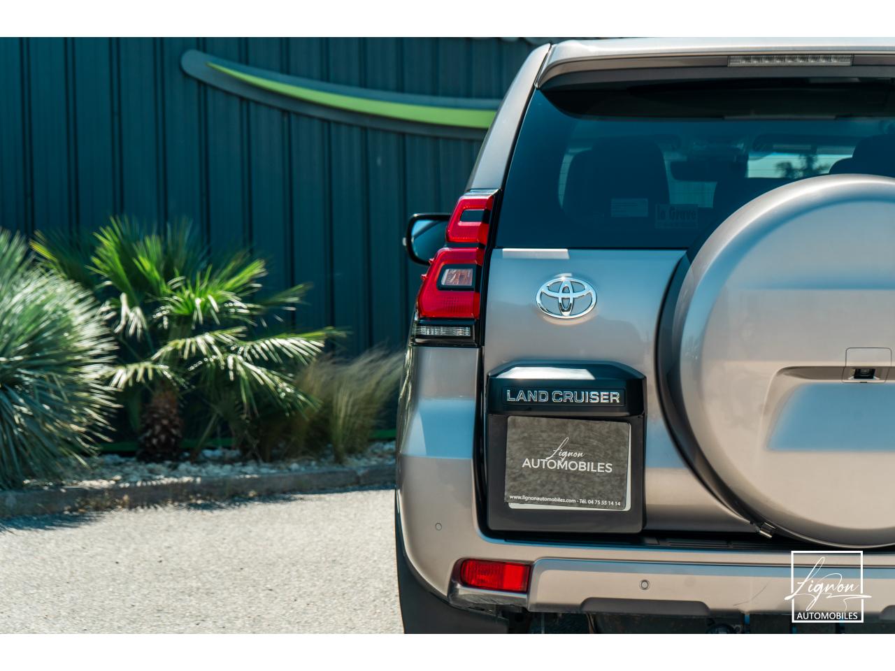 Photo TOYOTA LAND CRUISER 2.8 177 D-4D 5 places  Lounge - à partir de 672 euros