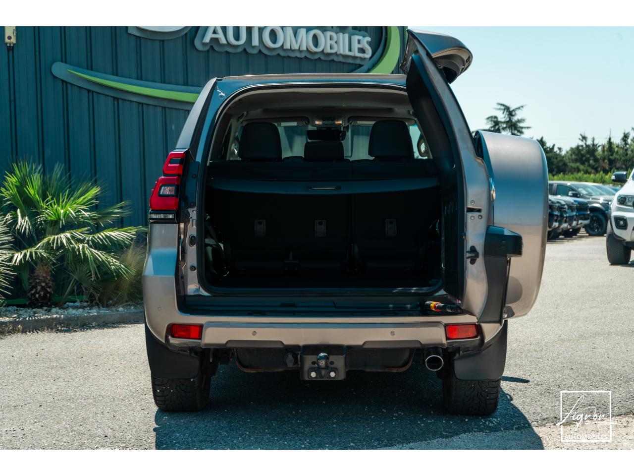 Photo TOYOTA LAND CRUISER 2.8 177 D-4D 5 places  Lounge - à partir de 672 euros