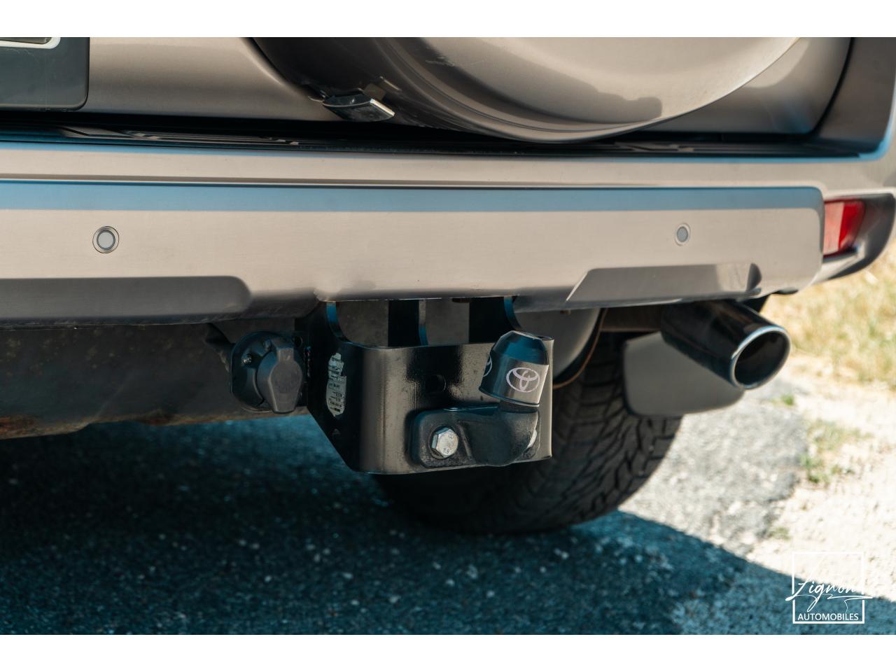 Photo TOYOTA LAND CRUISER 2.8 177 D-4D 5 places  Lounge - à partir de 672 euros