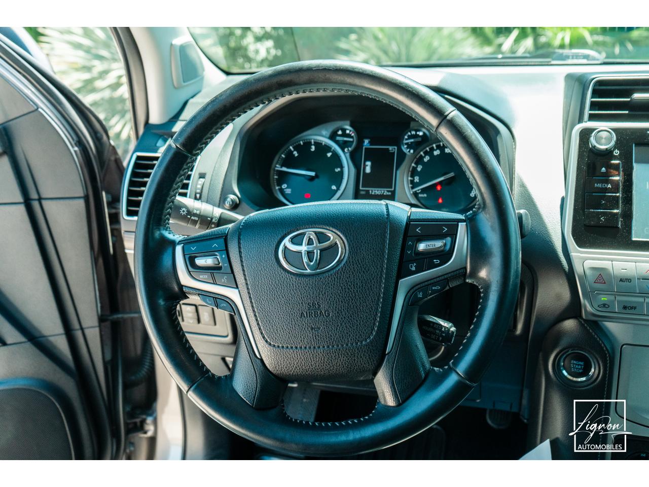 Photo TOYOTA LAND CRUISER 2.8 177 D-4D 5 places  Lounge - à partir de 672 euros