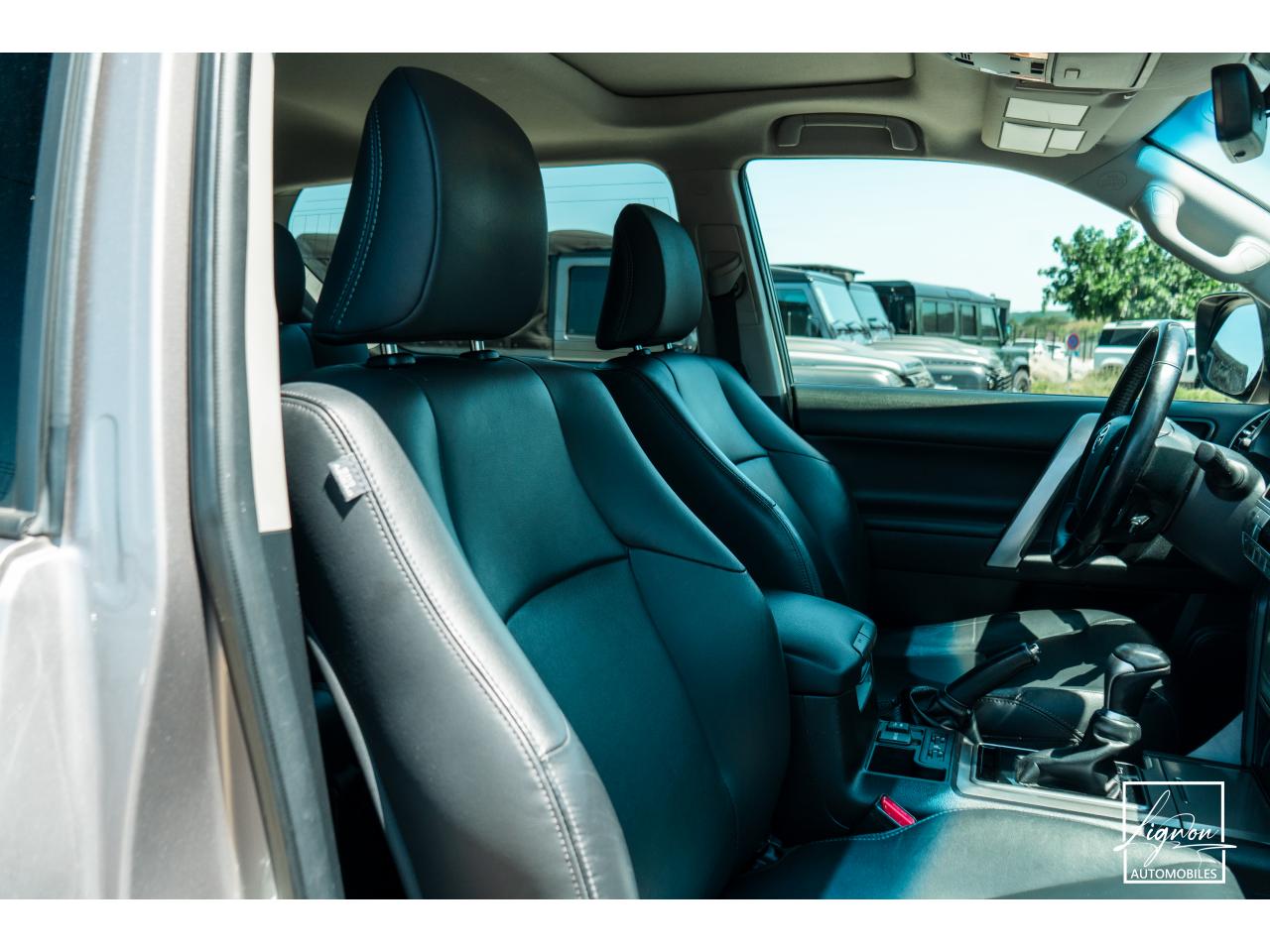 Photo TOYOTA LAND CRUISER 2.8 177 D-4D 5 places  Lounge - à partir de 672 euros